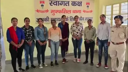 गिरिडीह: मुफस्सिल थाना और महिला पुलिस ने टुंडी रोड पर अवैध चंदा उगाही करते 8 लड़कियों को पकड़ा