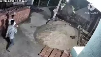 थरथरी: रूखाई मिल्की पर गांव में चोरों ने घर के सामने से बाइक चुराई, सीसीटीवी में कैद हुई घटना