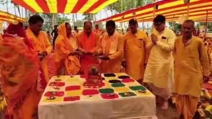 घोसी: कोर्रा गांव में गायत्री महायज्ञ के दूसरे दिन देव पूजन एवं हवन यज्ञ का आयोजन