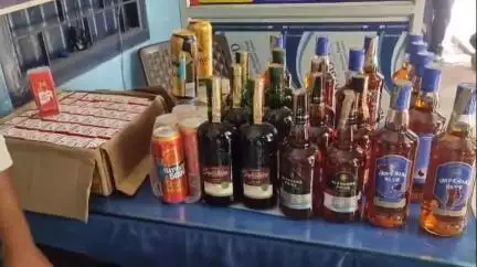 मधेपुरा: नगर परिषद के वार्ड एक नौलखिया में 35 लीटर विदेशी शराब के साथ एक तस्कर गिरफ्तार, करता था होम डिलीवरी