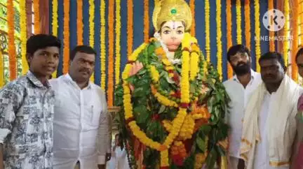 మునగపాక మండలం నాగవరం గ్రామంలో ఆంజనేయస్వామి విగ్రహ ప్రతిష్టాపనలో పాల్గొన్న వైసిపి రాష్ట్ర కార్యదర్శి బొడ్డేడ ప్రసాద్