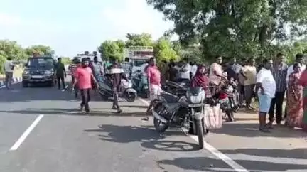 பரமத்தி வேலூர்: பரமத்தி சாலையில் பொலிரோ ஜீப் மீது கண்டெய்னர் லாரி மோதியதில் 2 பேர் உயிரிழந்தனர்
