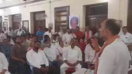 खंडवा नगर: खंडवा के गांधी भवन में कांग्रेस कमेटी के तीन सदस्य दल ने कार्यकर्ताओं की बैठक ली