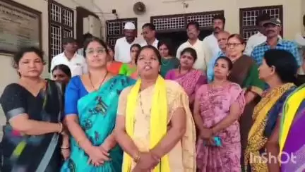 పిడుగురాళ్ల పట్నంలో సాక్షి పత్రికలను దహనం చేసిన తెలుగుదేశం పార్టీ శ్రేణులు