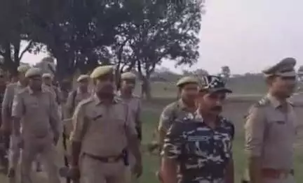 शोहरतगढ़: थाना मोहाना पुलिस ने PAC और SSB के साथ ककरहवा बॉर्डर पर किया पैदल गश्त