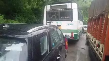 कुल्लू: बंजार में ट्रैफिक जाम से लोग परेशान