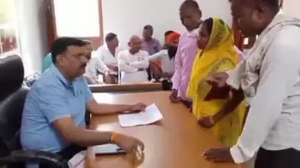सीतापुर: ब्रह्मा वाली भाजपा विधायक ने अपने निजी आवास पर जनता दरबार लगाकर जनता की समस्याएं सुनीं, संबंधित अधिकारी को दिया आदेश