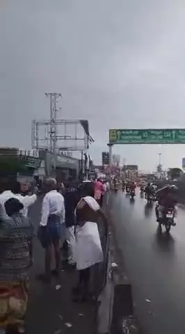 ஆவடி: சுற்றுவட்டார பகுதியில்  பலத்த காற்றுடன் பெய்த மழையால்  போக்குவரத்து பாதிப்பு ஏற்பட்டது,
