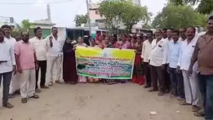 మార్కాపురం: సాక్షి రిపోర్టర్ల పై చర్యలు తీసుకోవాలని తెలుగుదేశం పార్టీ మహిళలు పొదిలి పోలీస్ స్టేషన్ లో ఫిర్యాదు