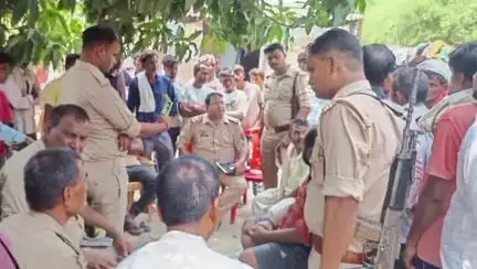 डुमरियागंज: त्रिलोकपुर थाना क्षेत्र के रमवापुर राउत में महिला का शव संदिग्ध परिस्थितियों में छत के कुंडे से लटकता मिला