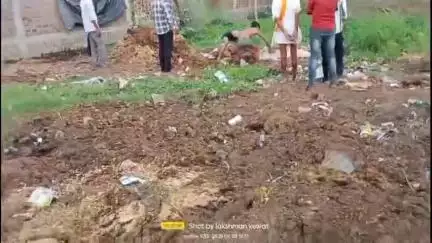 राजगढ़: पीपलबे गांव में कचरे के ढेर के पास गड्ढे में गिरी गाय, गौ सेवकों ने कड़ी मशक्कत से बाहर निकाला