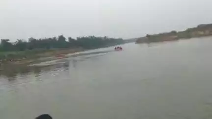 ইলামবাজার: ইলামবাজারের ঘড়িষা অঞ্চলের উদয়পুর গ্রামের এক ব্যক্তি মানিক বাগদি বয়স ৭০ অজয় নদীর জলে তলিয়ে যায়