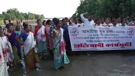 উত্তৰ লক্ষীমপুৰ: পাচনৈৰ ৰঙানদীৰ বুকুত অসমীয়া যুৱ মঞ্চৰ প্ৰতিবাদ, নীপকোক ক্ষতি পুৰণ দিয়াৰ দাবী প্রতিবাদকাৰীৰ