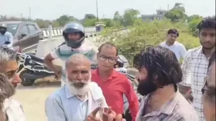 धनौरा: बछरायूं में छोटा हाथी और बाइक की भिड़ंत, छोटा हाथी में जा रहा था कुर्बानी का मीट, पुलिस ने किया मुकदमा दर्ज