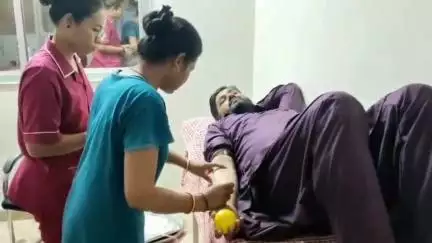 शहपुरा: नगर में समाजसेवी आशु खान ने रक्तदान कर कौमी एकता का संदेश देते हुए एक वृद्ध की जान बचाई
