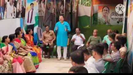 বজবজ ২: নোদাখালি নতুন রাস্তার মোড়ে তৃণমূলের দলীয় কার্যালয়ে গুরুত্বপূর্ণ সংগঠনিক আলোচনা বৈঠক করেন বুচান ব্যানার্জি