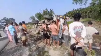বইটামাৰী: বেছিমাৰীত ভয়ংকৰ পথ দুৰ্ঘটনা সংঘটিত হয়, নিয়ন্ত্ৰণ হেৰাই পথৰ কাষত বাগৰি পৰে ট্ৰাক, চালকৰ অৱস্থা সংকটজনক