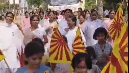 सेनगाव: पानकनेरगांव येथे व्यसनमुक्ती व वृक्ष लागवड संदर्भात चित्ररथाच्या माध्यमातून जनजागृती