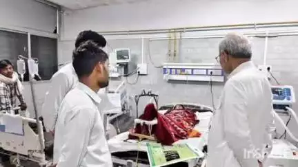 हुज़ूर: रीवा सांसद जनार्दन मिश्रा संजय गांधी अस्पताल पहुंचे, सोहागी पहाड़ हादसे में घायलों का जाना हाल
