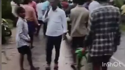 మహానంది మండలంలో ఈదురుగాలులతో కూడిన భారీ వర్షం ల.నేలకొరిగిన విద్యుత్ స్తంభాలు చెట్లు. అంధకారంలో పలు గ్రామాలు