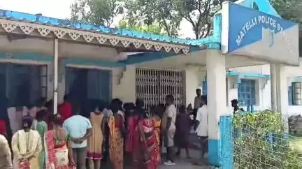 রাজগঞ্জ: মাইক্রো ফাইনান্স ও ব্যাংজের ঋণের কিস্তির টাকা তুলে জমা না দেওয়ার অভিযোগে মেটেলি থানায় অভিযোগ দায়ের করল মহিলারা