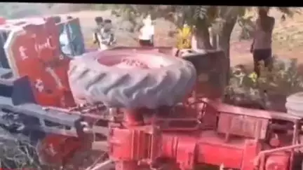 ಮೊಳಕಾಲ್ಮುರು: ಮದುವೆ ಮುಗಿಸಿಕೊಂಡು ವಾಪಾಸ್ ಬರುತ್ತಿದ್ದ ವೇಳೆ ಜಾಗನೂರಹಟ್ಟಿ ಬಳಿ p ಟ್ರ್ಯಾಕ್ಟರ್ ಪಲ್ಟಿ :20ಕ್ಕೂ ಹೆಚ್ಚು ಜನರಿಗೆ ಗಾಯ