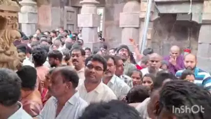వేసవి సెలవులు ముగుస్తుండటంతో శ్రీశైల క్షేత్రానికి పోటెత్తిన భక్తులు, స్వామి అమ్మవార్ల దర్శనానికి 6 గంటల సమయం