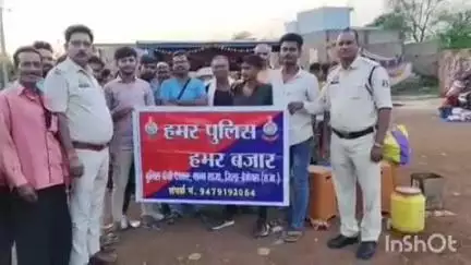 बेमेतरा: सहसपुर के बाजार में देवकर चौकी की पुलिस ने ग्रामीणों को साइबर अपराध से बचने के लिए किया जागरूक