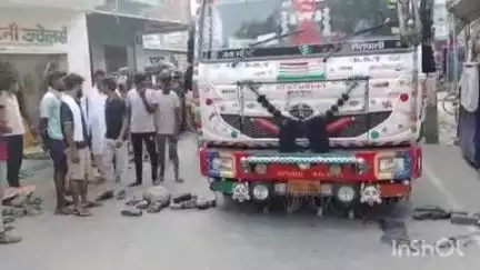 दरियापुर: डेरनी बाजार में अनियंत्रित ट्रक ने वृद्ध को मारी टक्कर, गंभीर हालत में हाजीपुर अस्पताल रेफर