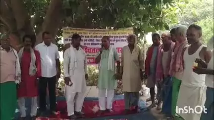 बड़हरा: सेमरा गांव में सड़क पर दबंगों द्वारा कब्जा को लेकर ग्रामीणों ने अनिश्चितकालीन धरना का किया आयोजन#Jansamasya