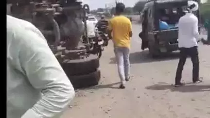 परभणी: ब्रह्मपुरी फाटा परिसरात मालवाहू ट्रक पलटी, दुचाकीस्वार थोडक्यात बचावला