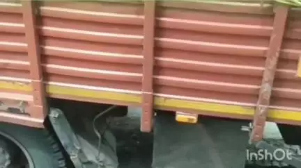 पलूस: तालुक्यातील आमनापूर येथे रस्त्याच्या साईड पट्टीत रुतली आयशर, अमनापुरात रस्त्याची दैना #jansamasya