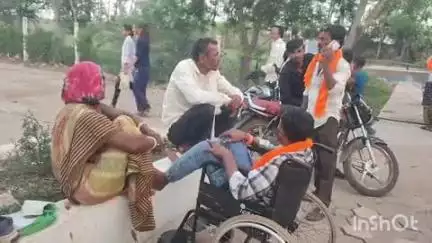 हरसूद: हरसूद अस्पताल में चलने-फिरने में असमर्थ मरीज के लिए परिजन घंटों 108 एंबुलेंस का करते रहे इंतजार