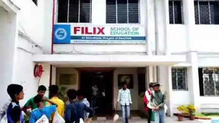 পাড়া: পাড়া ফিলিক্স স্কুল অফ এডুকেশনের উদ্যোগে জেলার বিভিন্ন স্কুলের শিক্ষার্থীদের ফুটবল খেলার জুতো প্রদান