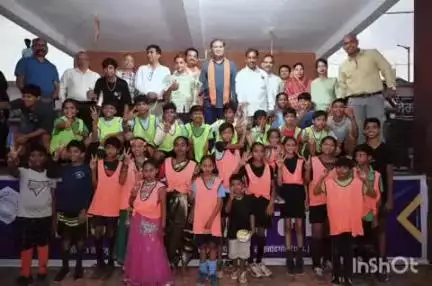 राजनांदगांव: शहर के चिखली स्कूल मैदान में आयोजित हॉकी प्रतियोगिता में नगर निगम महापौर और गणमान्य नागरिक शामिल हुए