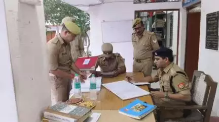 महरौनी: क्षेत्राधिकारी महरौनी ने बानपुर थाने का आकस्मिक निरीक्षण किया, थाना परिसर में कागजातों की जांच की और पैदल गश्त की