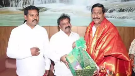 మంత్రి బీసీ జనార్దన్ రెడ్డిని మర్యాదపూర్వకంగా కలిసిన ఉమ్మడి కర్నూలు జిల్లా డిసిఎంఎస్ చైర్మన్ నాగేశ్వరరావు యాదవ్