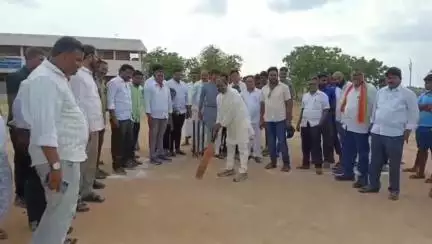 శింగనమల: కొర్రపాడు గ్రామంలో నరేంద్ర మోడీ క్రికెట్ టోర్నమెంట్ కార్యక్రమంలో పాల్గొన్న ఎమ్మెల్సీ సోము వీర్రాజు గెలుపొందిన వారికి బహు