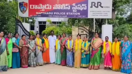 రాప్తాడు పోలీస్ స్టేషన్ లో సాక్షి రిపోర్టర్ కృష్ణంరాజు శ్రీనివాసుపై పోలీసులకు ఫిర్యాదు చేసిన రాప్తాడు తెలుగు మహిళలు
