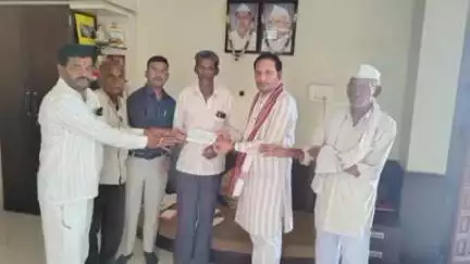 वाशिम: धार पिपरी येथील शेतकरी यांच्यावर रानडुकराने केलेल्या हल्ल्याचा मोबदला आमदार झनक  यांचे हस्ते