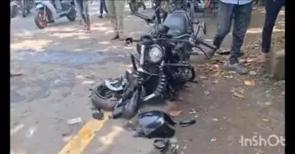लातूर: अंबाजोगाई रोडवरील कॉकशीट कॉलेजजवळ कार व बुलेट सारख्या मोटरसायकलचा भीषण अपघात,एक युवक जागीच ठार तर एक गंभीर जखमी