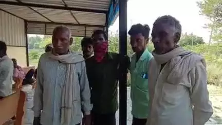 फतेहपुर: जाफरगंज के कोरवल के समीप महुआ के पेड़ में युवक ने फांसी लगाकर की आत्महत्या, परिजनों का रहा बुरा हाल