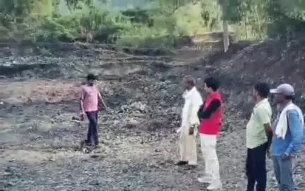 डिंडौरी: करंजिया जनपद पंचायत के सभापति राजू सिंह उद्दे ने अधिकारियों के साथ तालाब निर्माण का जायजा लिया