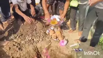 गुरूर: ग्राम दुपचेरा में आश्चर्यजनक तरीके से बंदर की हुई मौत, विधि विधान के साथ किया गया अंतिम संस्कार