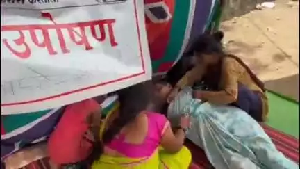 वाशिम: विवीध मागण्या मान्य झाल्यानंतर पंचशील नगर मधील महिलांचे जिल्हाधिकारी कार्यालयासमोरील उपोषण मागे #Jansamasya