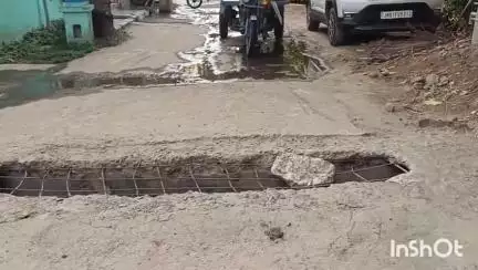 मुंगेर: नगर निगम के वार्ड 15 में नाले पर बना स्लैब टूटा, स्थानीय लोगों ने कहा- छह महीने पहले बना था