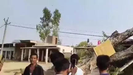 बिसवां: बैकुंठपुर के पास पेड़ घर पर गिरने से विभाग पर लापरवाही का आरोप लगाते हुए ग्रामीणों ने सड़क जाम कर किया प्रदर्शन