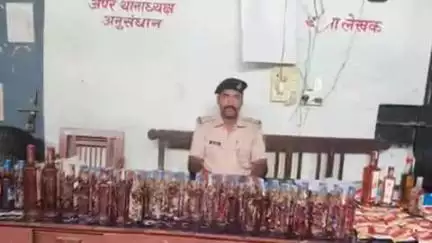 पकड़ी दयाल: पुलिस ने पकड़ीदयाल में छापेमारी कर 37 ली अंग्रेजी शराब और 75 ली देसी शराब बरामद की, तीन तस्करों पर दर्ज की एफआईआर