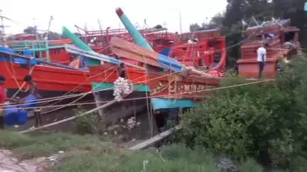 মথুরাপুর ২: ব্র্যান্ডপিরিয়ড উঠে যাবার পর গভীর সমুদ্রে মাছ ধরার উদ্দেশ্যে শুরু হয়েছে মাছ ধরার সরঞ্জাম গোছানোর কাজ