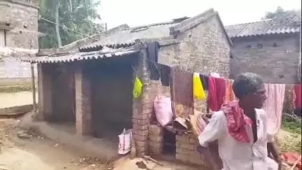 কালনা ১: রাজকোটে নিয়ে গিয়ে ২২ ঘন্টা ধরে কাজ করানো হতো, দেয়া হতনা ঠিক মতন খাবার, চলত মারধোর, পালিয়ে এসে বললেন জঙ্গলপাড়ার যুবক